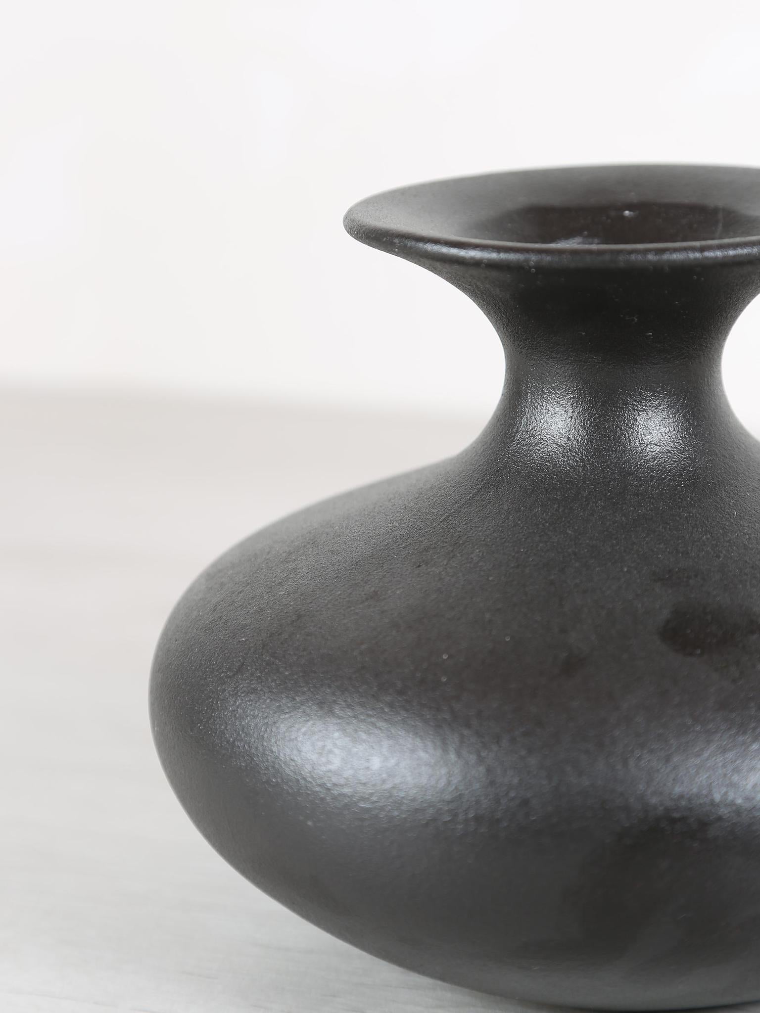 Lyndsay Round Shaped Ceramic Pot - Black