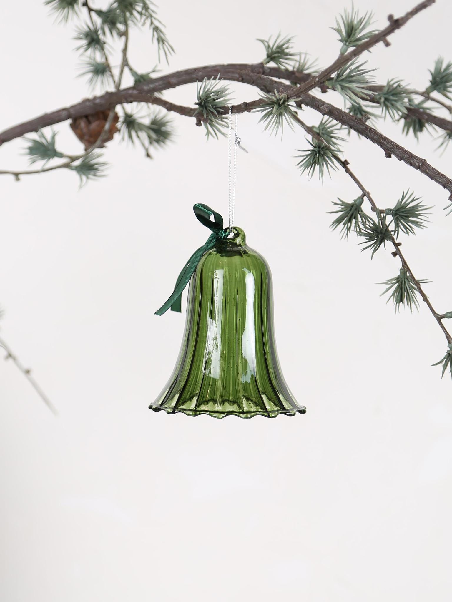 MOSS RIBBON GLASS BELL