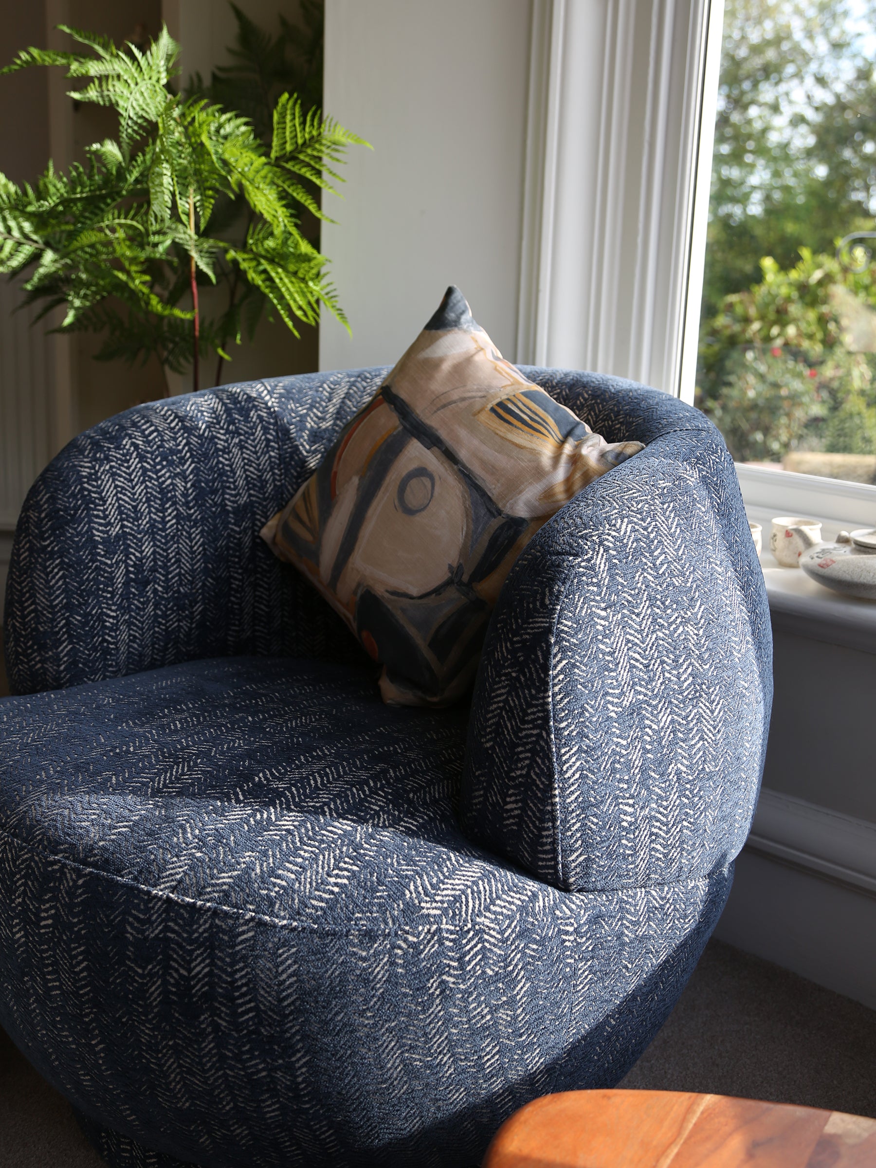 Midnight Curve - Round Upholstered Chair