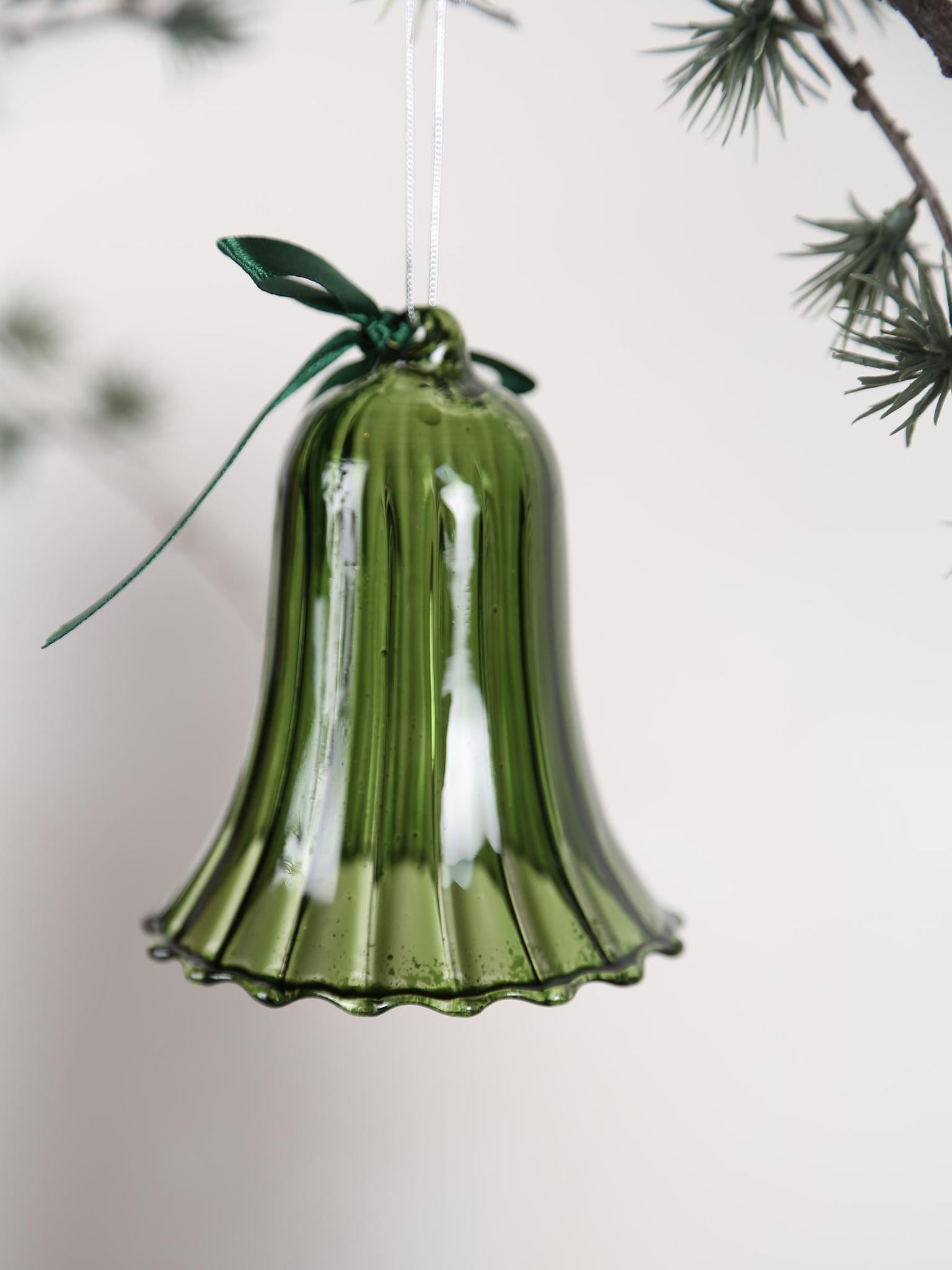 MOSS RIBBON GLASS BELL