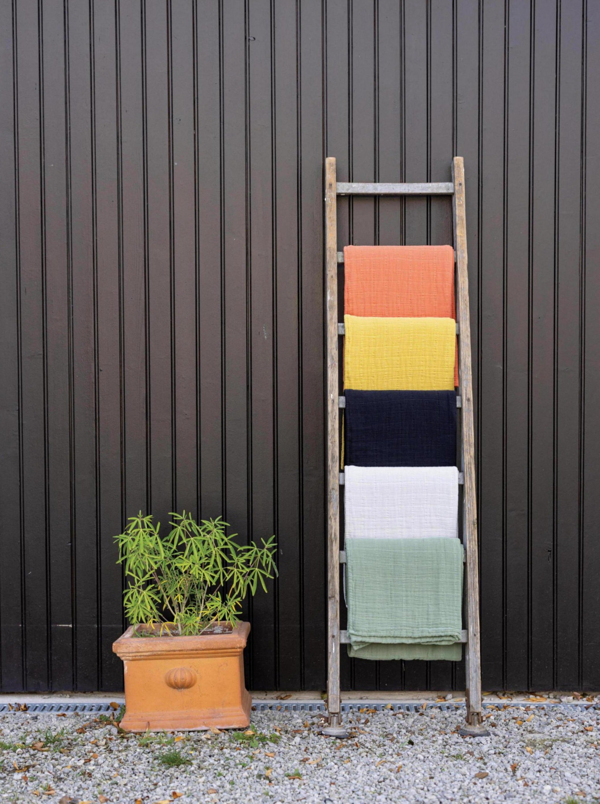Lisa Recycled Stonewashed Throw - Black