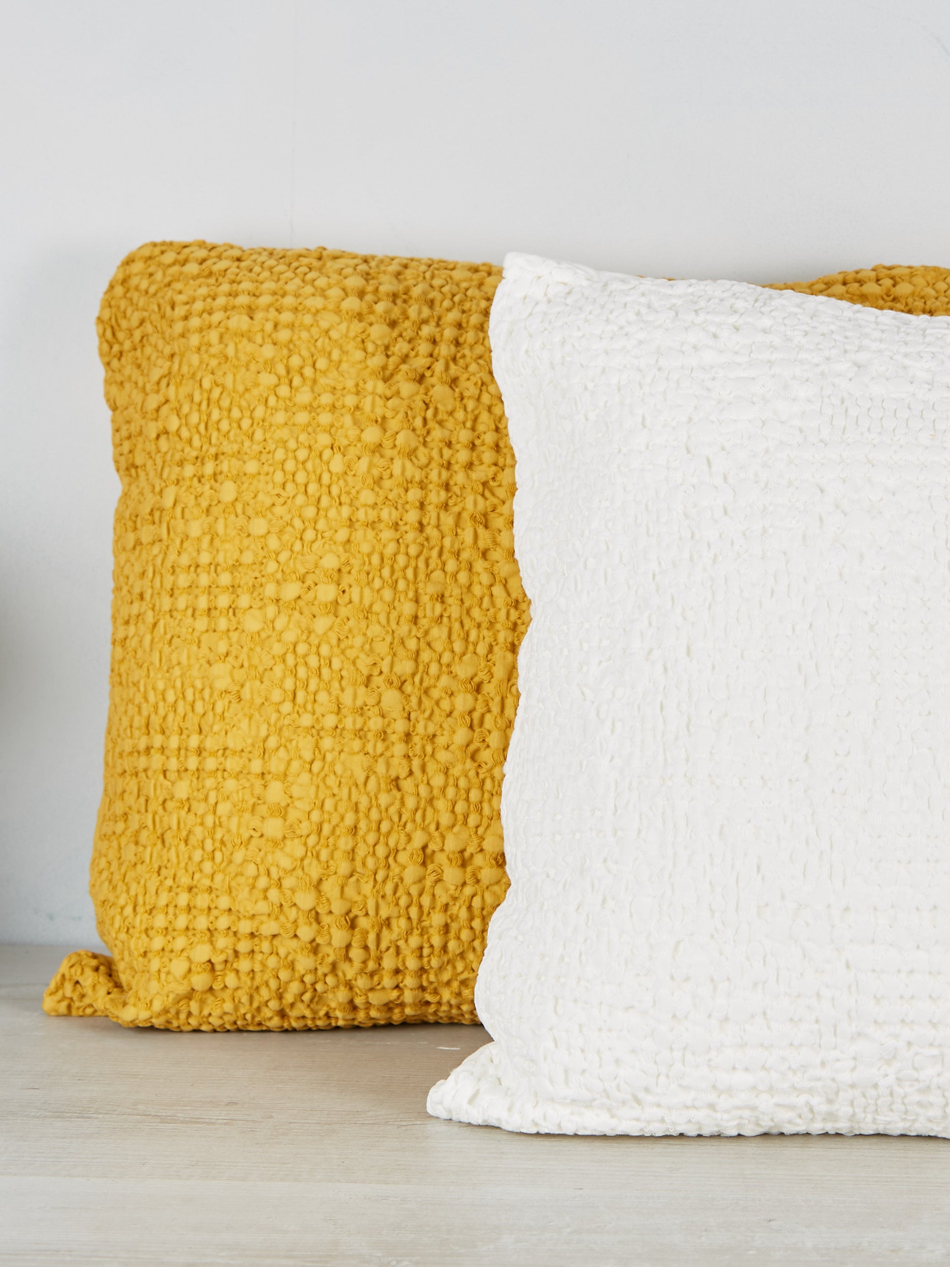 Tana Stonewashed Bed Cushion Mais