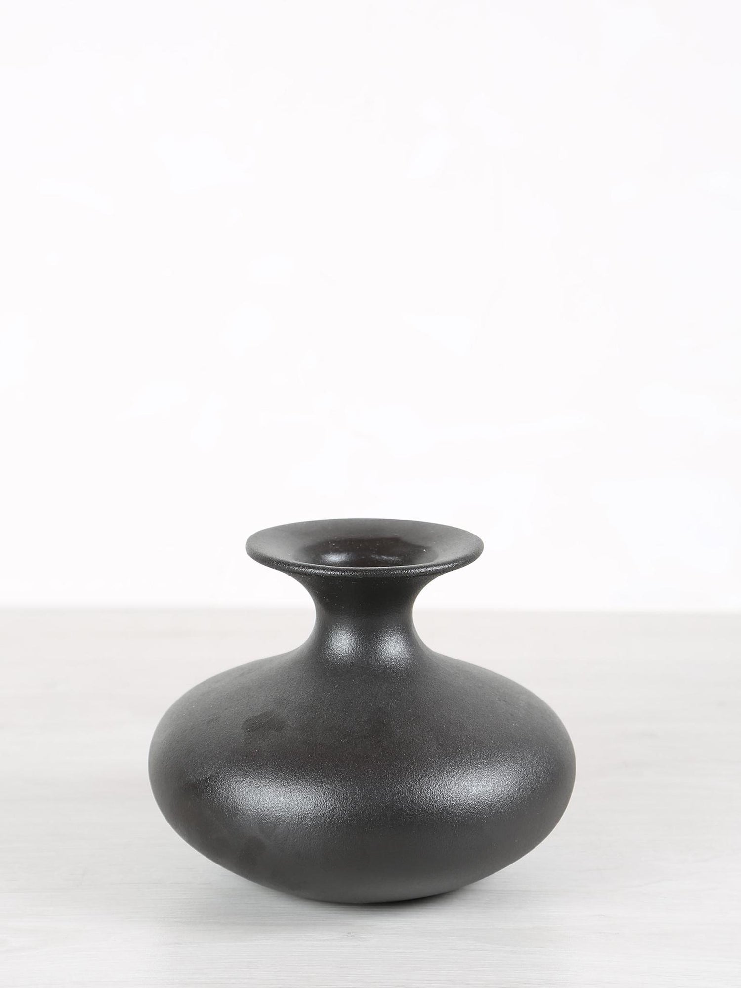 Lyndsay Round Shaped Ceramic Pot - Black