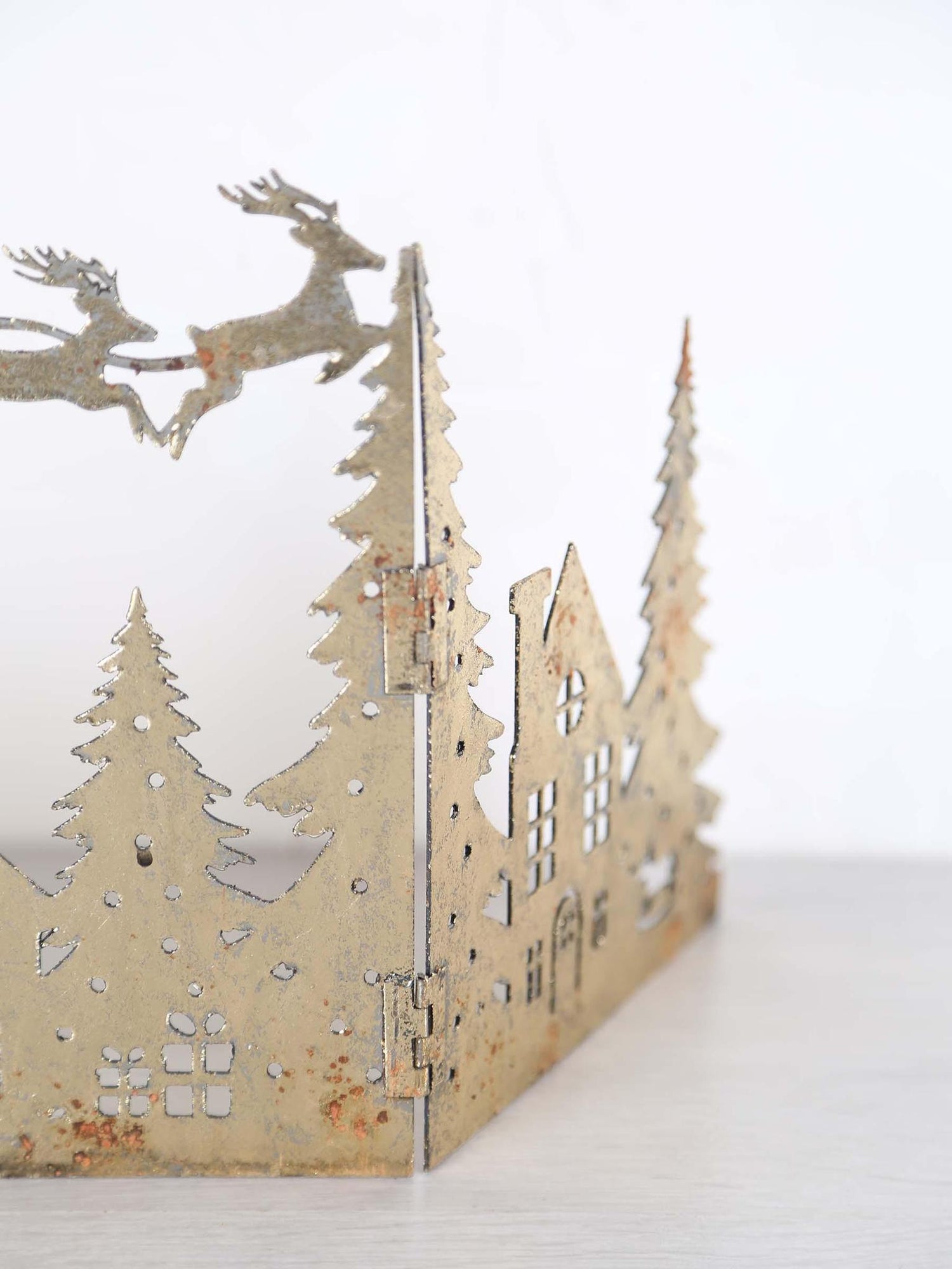 SANTA IN FLIGHT DECO Brass Ornament Stand