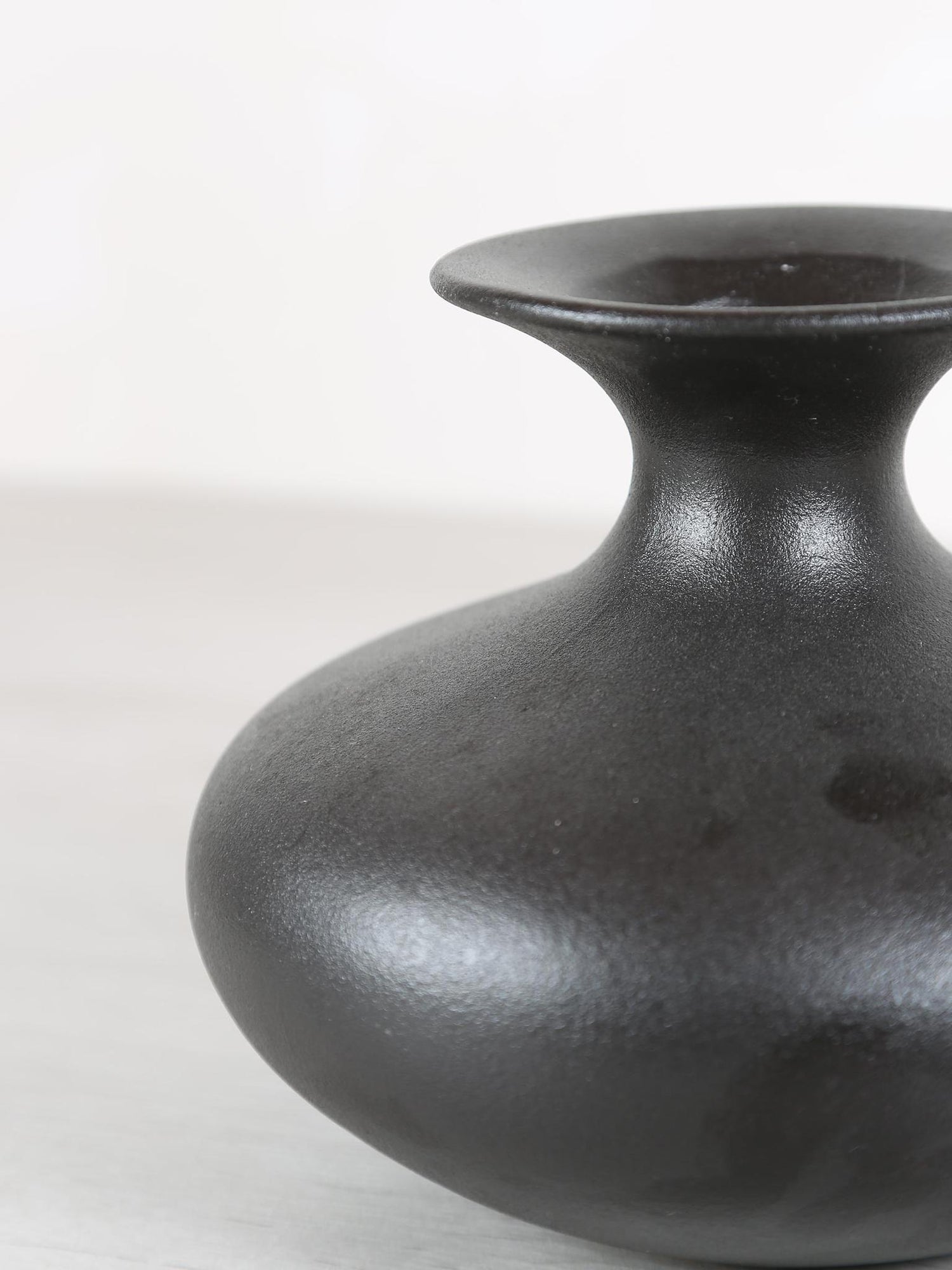 Lyndsay Round Shaped Ceramic Pot - Black