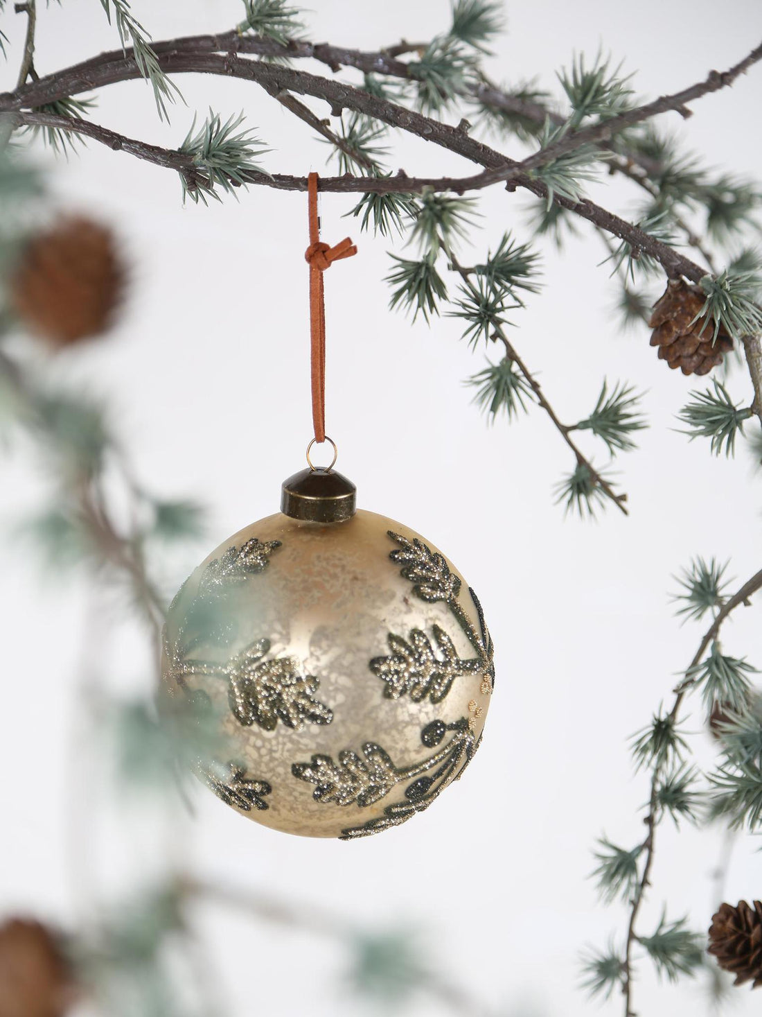 GOLD GREEN LEAF BAUBLE