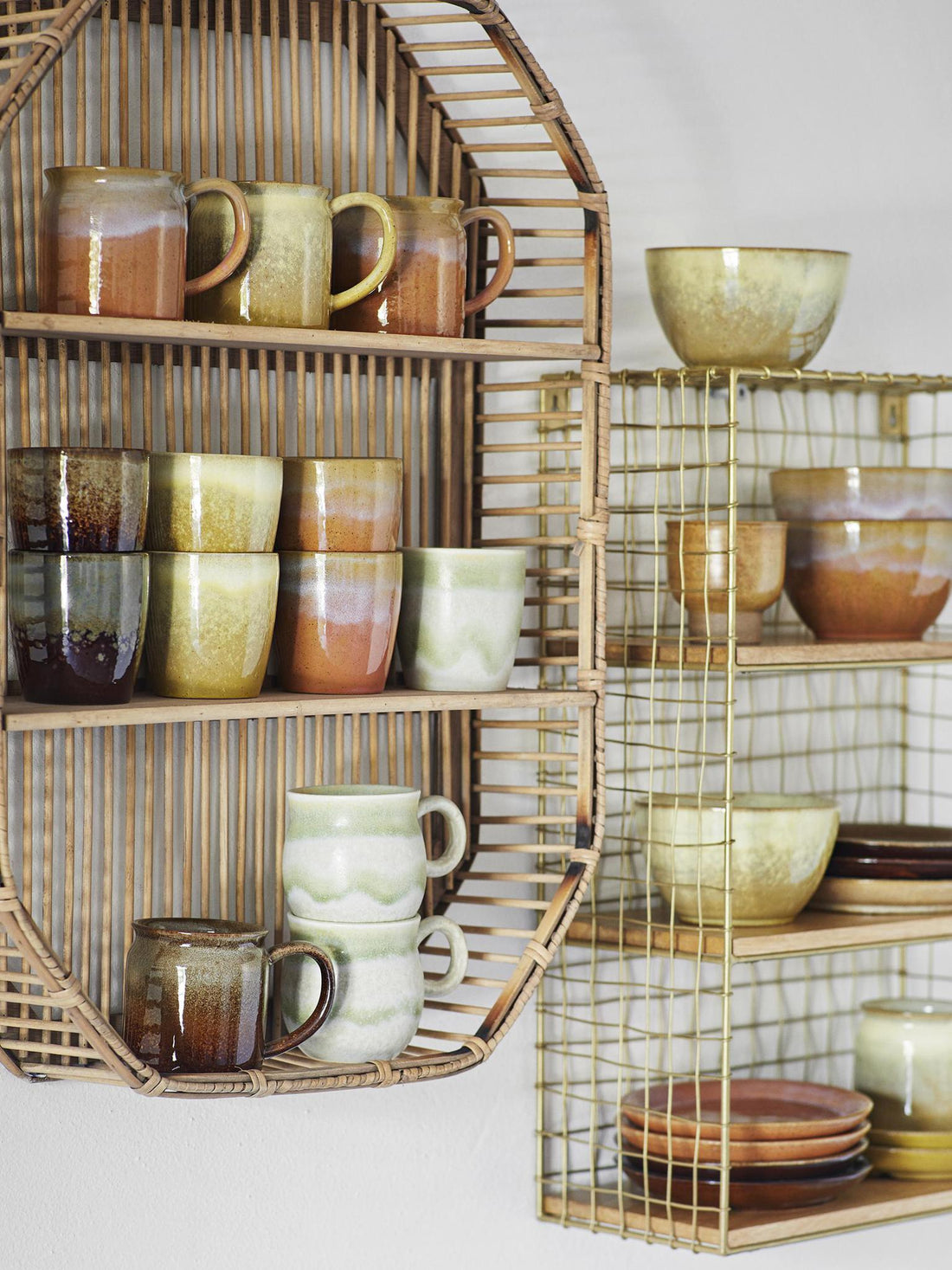 Iron wall shelf with wooden bases