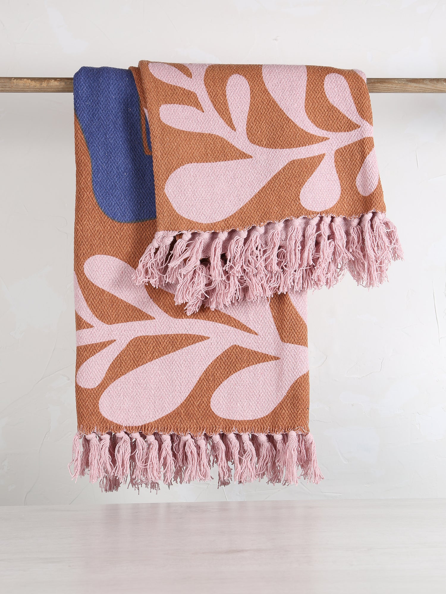 Atle Throw - Recycled Cotton - Swirled Abstract Woman Print