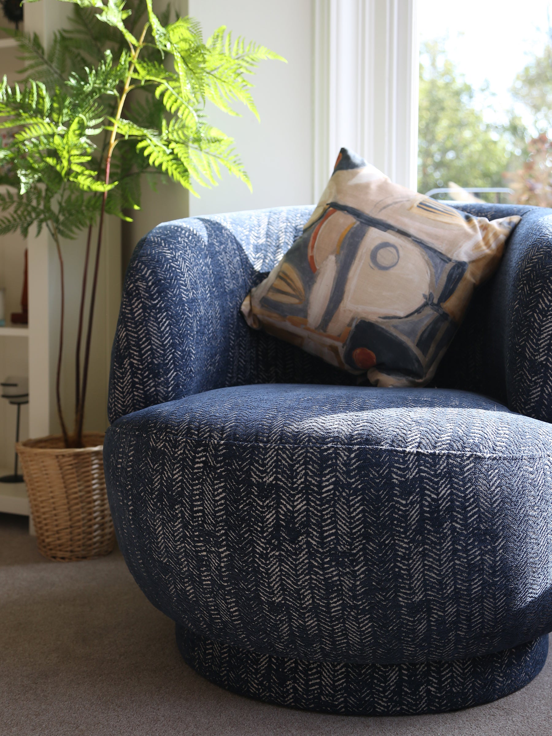 Midnight Curve - Round Upholstered Chair