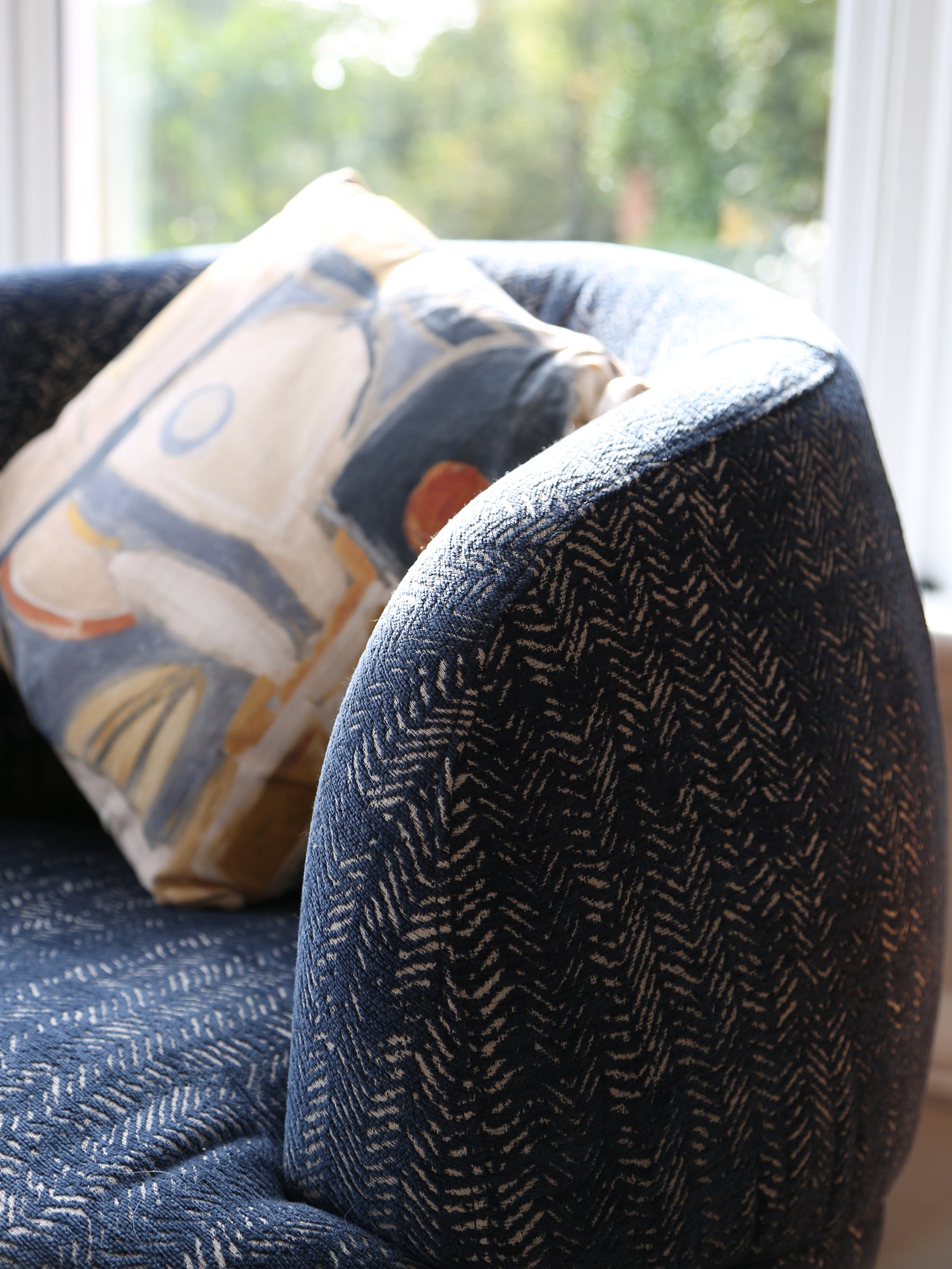 Midnight Curve - Round Upholstered Chair