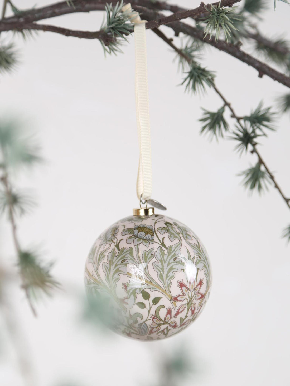 Herle patterned bauble - White