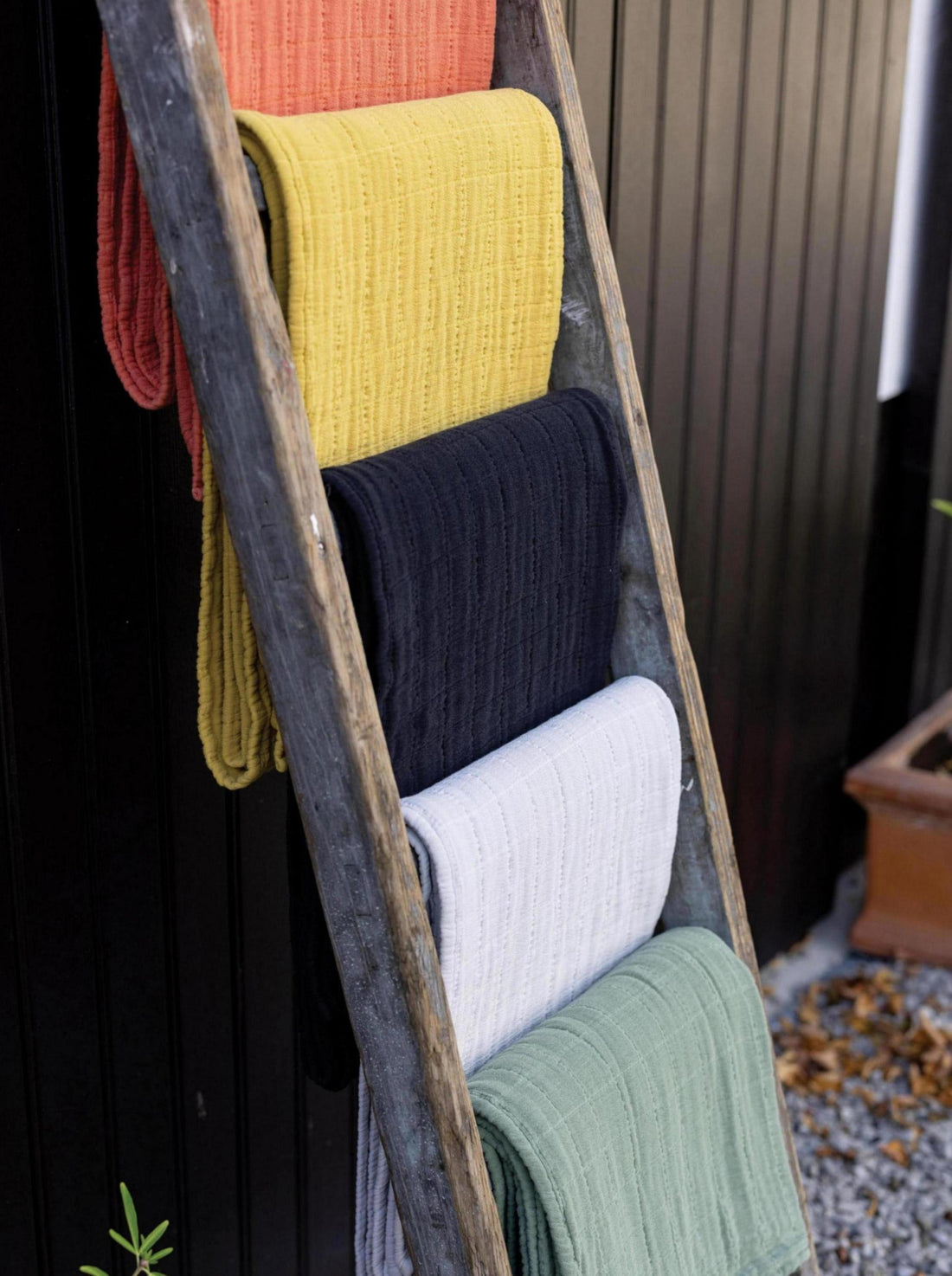Lisa Recycled Stonewashed Throw - Black